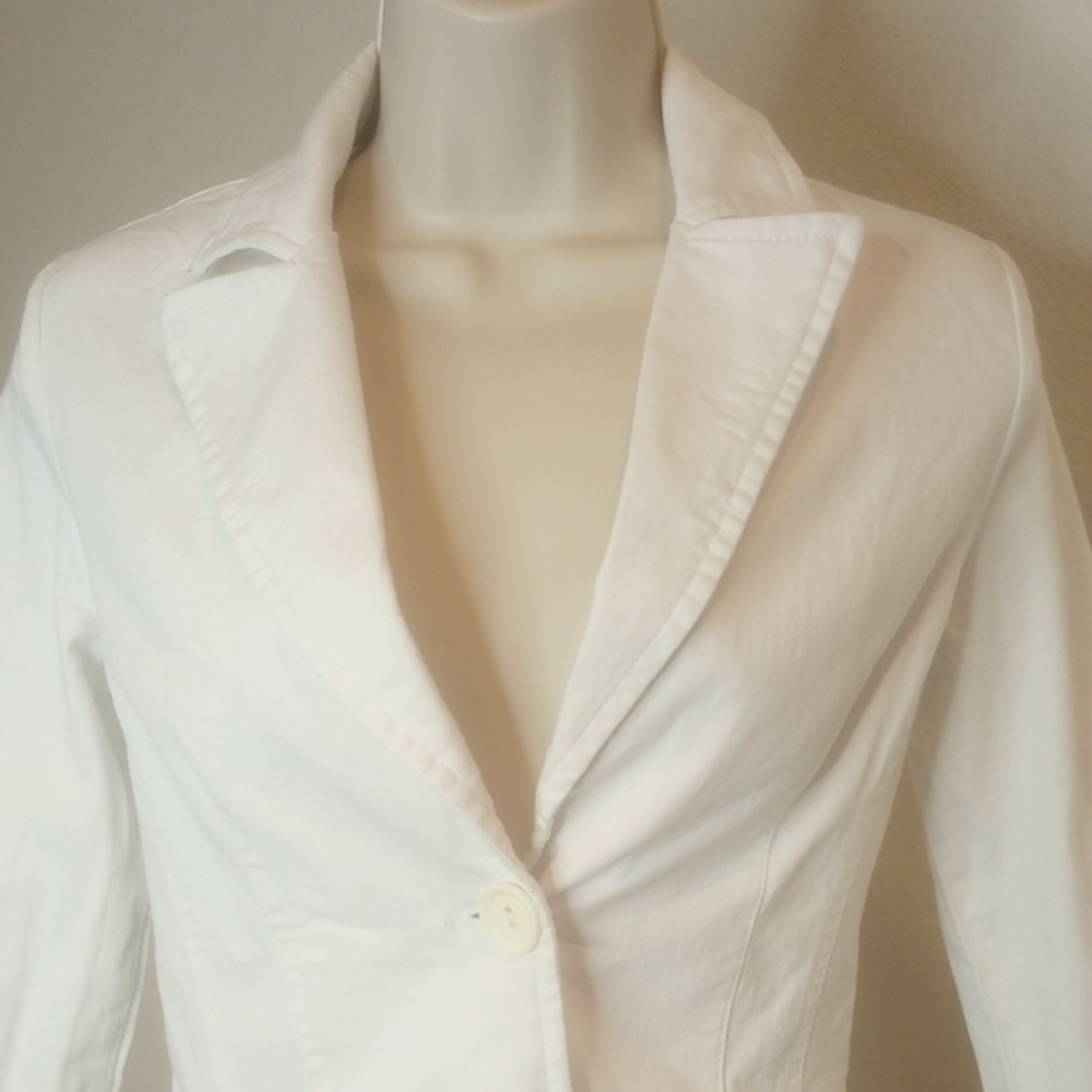 Zara White Blazer with Notched Lapel and Tailored Fit - Picture 3 of 12